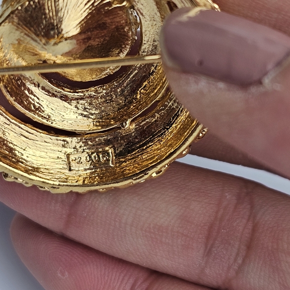 Vtg Gold Tone Crown Trifari Textured Spiral With Large Faux Pearl Brooch Signed - Picture 7 of 10